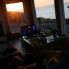 En lugn kväll i tv-soffan, med havet utanför.